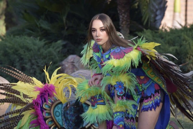 Wanita 22 tahun ini hendak memperkenalkan diri dan menyapa para penonton. Namun ketika tangannya menyentuh mikrofon, tiba-tiba muncul aliran listrik yang cukup besar. Foto: Facebook/Andrea Víctor