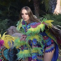 Wanita 22 tahun ini hendak memperkenalkan diri dan menyapa para penonton. Namun ketika tangannya menyentuh mikrofon, tiba-tiba muncul aliran listrik yang cukup besar. Foto: Facebook/Andrea Víctor