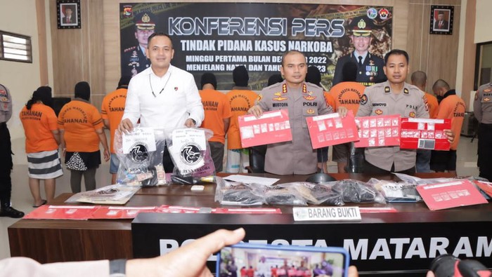 Kapolresta Mataram Kombes Pol Mustofa saat konferensi pers di Mapolres Kota Mataram, Senin (5/12/2022).