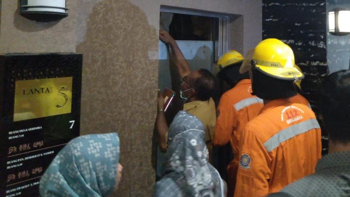 anggota dprd surabaya terjebak di dalam lifr 2,5 jam