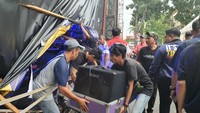 Kru panggung mengangkat peralatan pengeras suara dari panggung yang roboh. Foto: Raja Adil/detikSumut