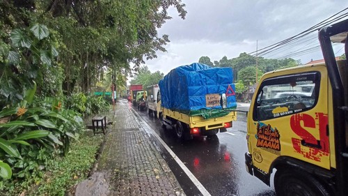 Antrean panjang truk di pinggir jalur Denpasar Gilimanuk yang hendak mengisi solar di SPBU Abiantuwung, Tabanan, Bali, Senin (5/12/2022). (chairul amri simabur/detikBali)