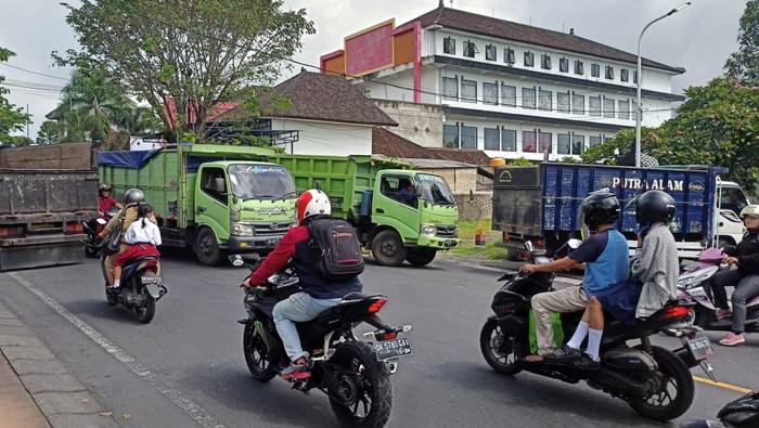 Antrean truk galian C saat melakukan pengisian bahan bakar jenis solar di SPBU Subagan menyebabkan kemacetan di Jalan Ahmad Yani, Subagan, Karangasem, Bali, Senin (5/12/2022). (Foto: I Wayan Selamat Juniasa/detikBali)