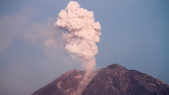 Apa penyebab erupsi gunung? Erupsi merupakan letusan dari gunung api yang aktif. Biasanya, erupsi berbentuk lava, gas, abu, dan lain-lain.