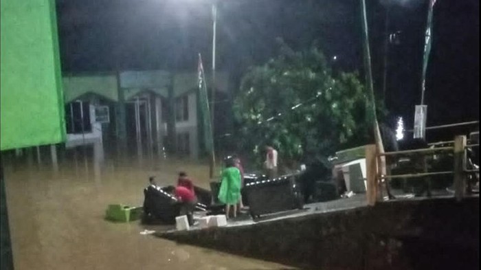 Air menggenang di pemukiman warga di Kecamatan Cicantayan terjadi hingga malam tadi.