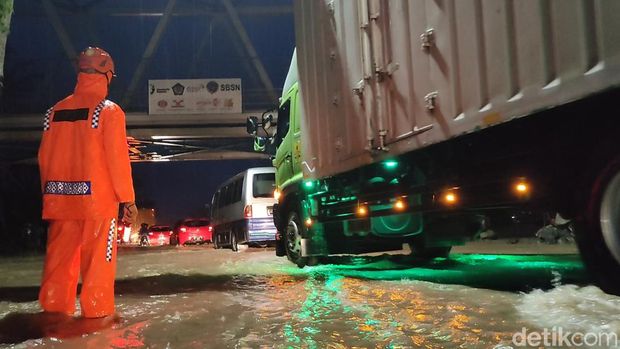 Banjir menggenangi jalan nasional menuju Bandara YIA, Kulon PRogo, Senin (5/12/2022).
