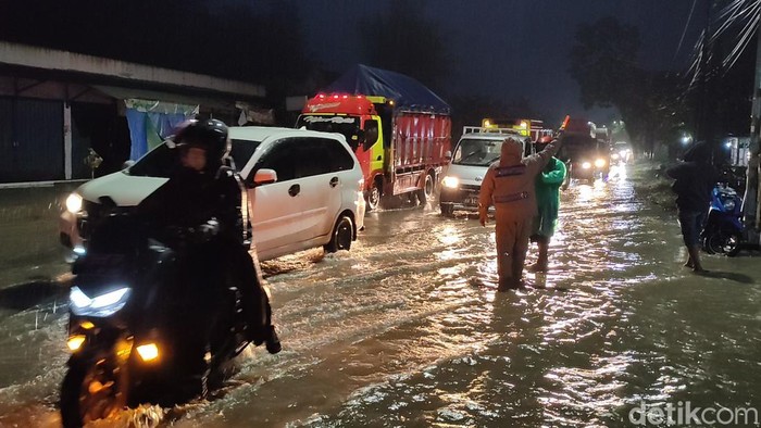 Banjir menggenangi jalan nasional menuju Bandara YIA, Kulon PRogo, Senin (5/12/2022).