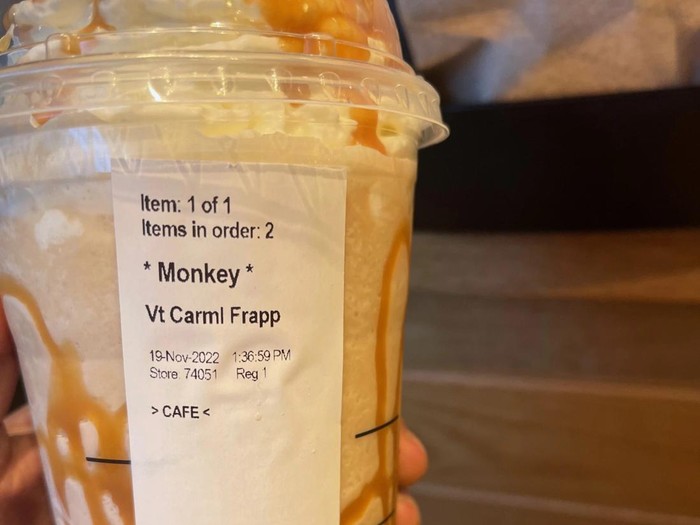 Barista Starbucks rasis, namai gelas pelanggan dengan kata monyet.