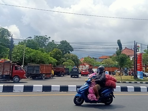 Beberapa truk hingga bus pariwisata tampak mengantri di di SPBU 54.801.08 yang berlokasi di Jalan Ngurah Rai By Pass, Denpasar, Bali pada Senin (5/12/2022) siang. (Ni Made Lastri Karsiani Putri)