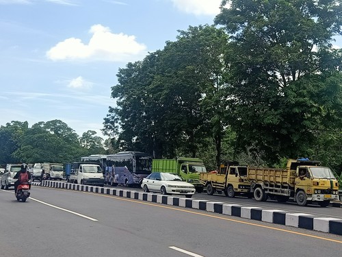 Beberapa truk hingga bus pariwisata tampak mengantri di di SPBU 54.801.08 yang berlokasi di Jalan Ngurah Rai By Pass, Denpasar, Bali pada Senin (5/12/2022) siang. (Ni Made Lastri Karsiani Putri).
