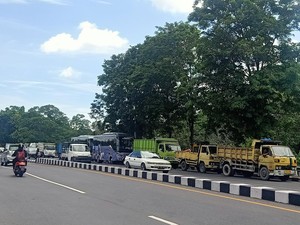 Solar di Bali Langka, Sopir Truk Harus Antre Berjam-jam!