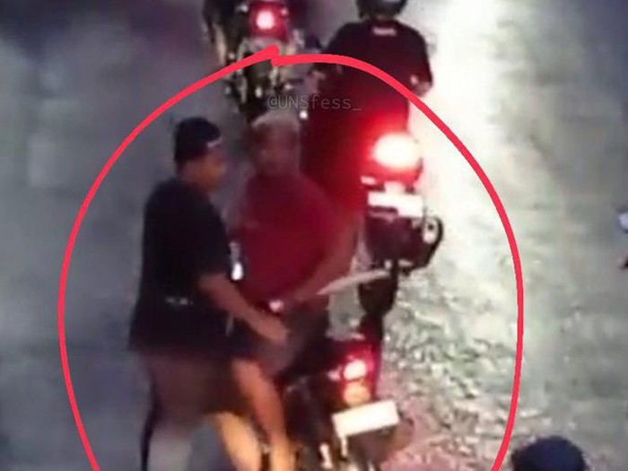 Beredar video bernarasi seorang pemotor mengacung-acungkan pedang di jalanan Kota Solo.