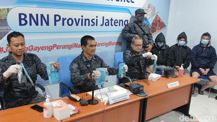 BNNP Jawa Tengah pers rilis penangkapan tiga orang dalam kasus penyalahgunaan narkoba, Senin (5/12/2022).