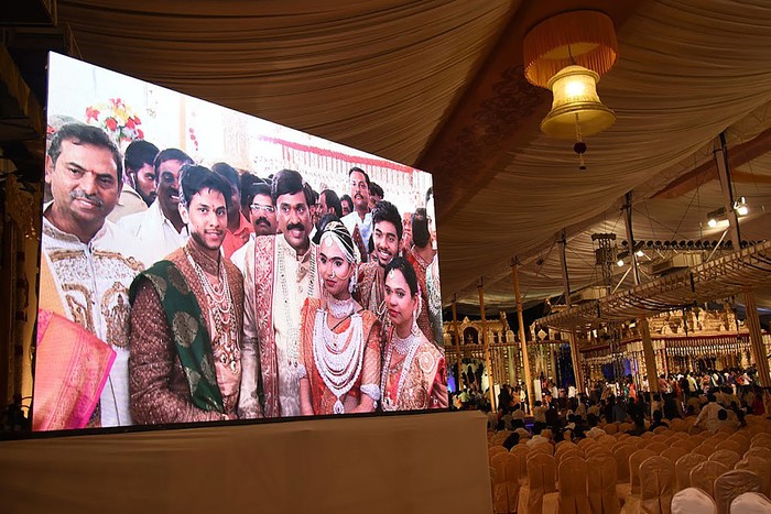 Bramhani dan Rajeev Reddy Indian mining tycoon, Gali Janardhan Reddy, (C) is seen on a big screen as he poses with his daughter Bramhani (2R) and son-in-law, Rajeev Reddy (2L) during their wedding at the Bangalore Palace Grounds in Bangalore.
A controversial Indian mining tycoon has taken over a royal palace and flown in Brazilian dancers at a reported cost of 75 million dollars to celebrate his daughter's wedding, as the country reels from a cash crisis. / AFP / STRINGER (Photo credit should read STRINGER/AFP via Getty Images)