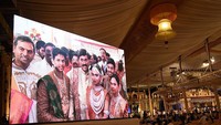 Maestro pertambangan Gali Janardhan Reddy menikahkan putri satu-satunya dengan Rajeev Reddy, putra seorang pengusaha besar lainnya. Upacara berlangsung di India di halaman Istana Bangalore yang dihormati. Lebih dari 50.000 tamu menghadiri upacara bersejarah ini, yang menelan biaya hampir US$ 67.000.000 pada tahun 2016. Foto: AFP via Getty Images/STRINGER