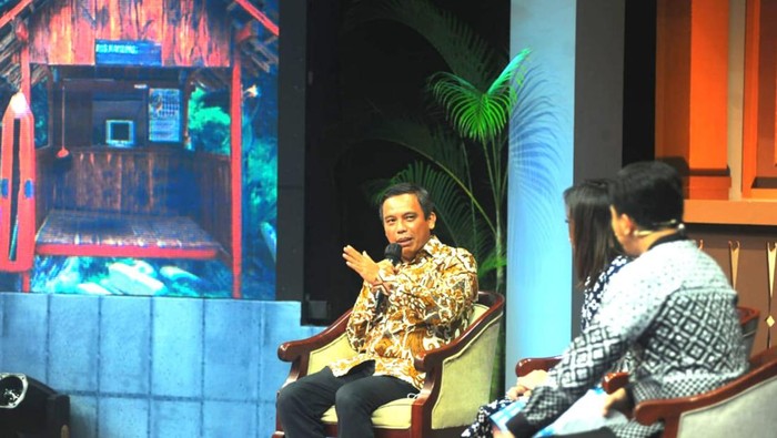 Wakil Direktur Utama Bank BTN Nixon LP Napitupulu bersama Kepala Divisi Investor Relation & Research Development Bank BTN Winang Budoyo (kanan) usai menerima penghargaan BUMN Berprestasi kategori BUMN Penggerak Ekonomi Bangsa di Jakarta. Bank BTN dinilai sebagai salah satu BUMN Berprestasi penggerak perekonomian bangsa melalui fokus pada sektor pembiayaan perumahan yang memiliki multiplier effect terhadap 141 industri turunan. Bank BTN juga dinilai berhasil mencapai kinerja yang baik sehingga dapat memberikan kontribusi dividen kepada negara.