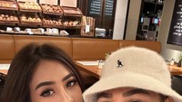 Begini momen Ivan dan Maharani ketika bertemu Bunda Corla di salah satu restoran. Keduanya berfoto bersama dan diunggah ke akun Instagram masing-masing. Foto: Instagram