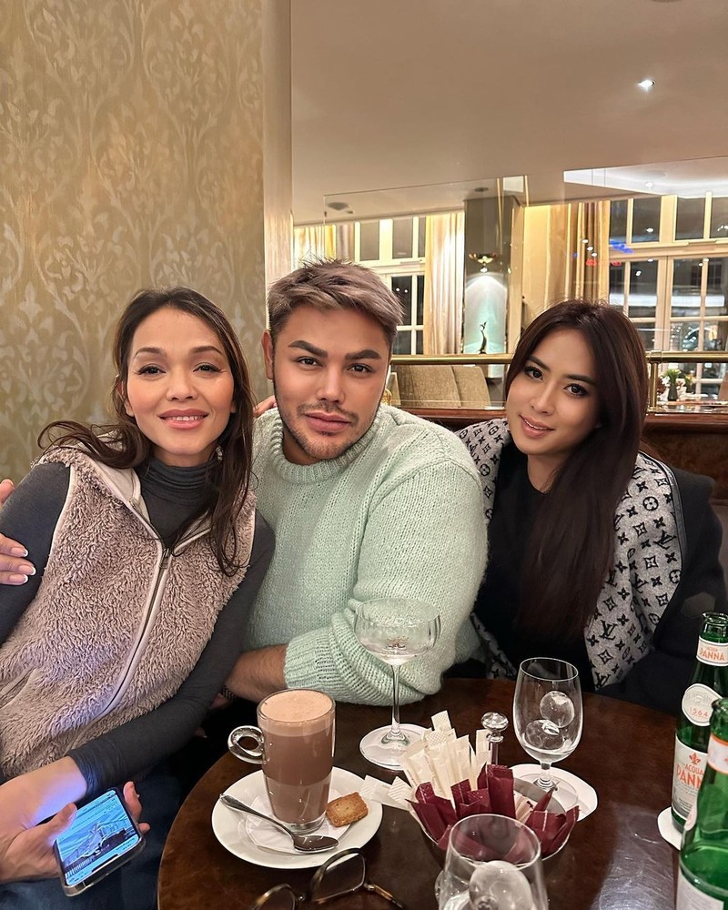 Ivan Gunawan dan Maharani bertemu Bunda Corla