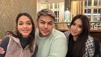 Ivan Gunawan bersama Maharani Kemala akhirnya dapat bertemu dengan Bunda Corla. Keduanya mengunjungi Bunda Corla di Hamburg, Jerman. Foto: Instagram