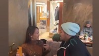 Keseruan ketiganya diunggah pada story milik Meidy Pesik. Mereka mengobrol dengan seru sambil menikmati secangkir teh. Foto: Instagram