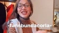 Sebelum bertemu Ivan Gunawan dan Maharani Kemala, Bunda Corla sempat melakukan siaran langsung di Instagram-nya. Ia lebih dulu menikmati kentang goreng. Foto: Instagram