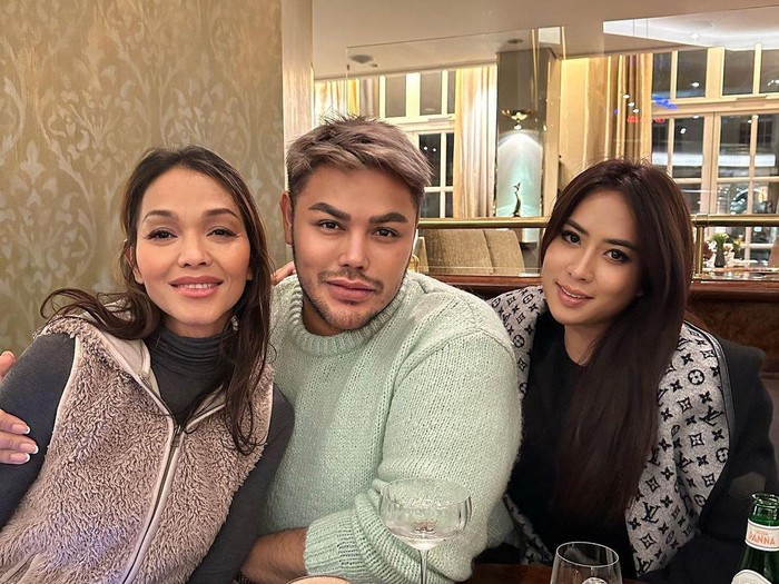 Bunda Corla bertemu dengan Ivan Gunawan.