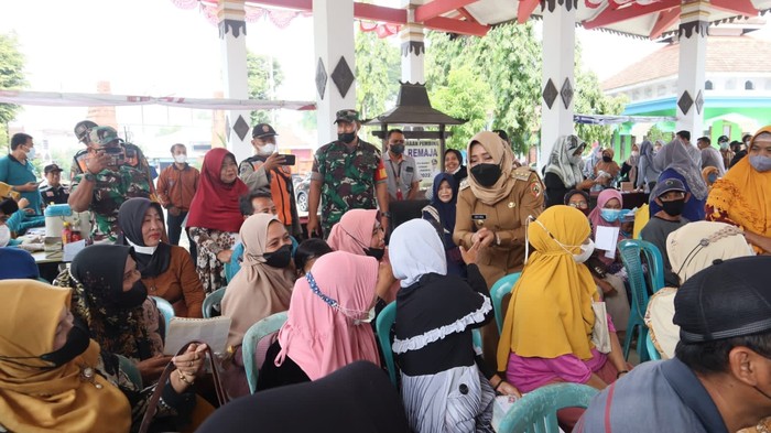 Bupati Mojokerto Ikfina Fahmawati kembali menyalurkan bantuan langsung tunai (BLT) kepada ribuan masyarakatnya.