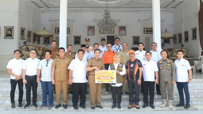 Bupati Serang Salurkan Donasi Rp 506 Juta ke Pemkab Cianjur