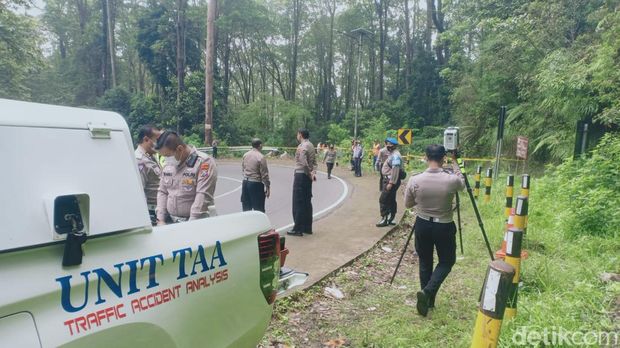 Sebuah bus pariwisata masuk jurang di Magetan, Jawa Timur, Minggu (4/12/2022). Kecelakaan maut itu menewaskan tujuh orang dan membuat puluhan orang luka-luka.