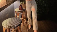 Terkenal dengan imagenya yang cantik dan seksi, ibu dari satu anak ini tampil stylish sambil menikmati mocktail di salah satu kafe. Foto: Instagram @raturn