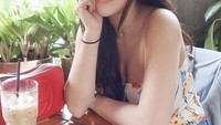 Minum kopi hitam, Ratu bagikan pose kerennya dengan tubuh indahnya yang bikin iri. Foto: Instagram @raturn