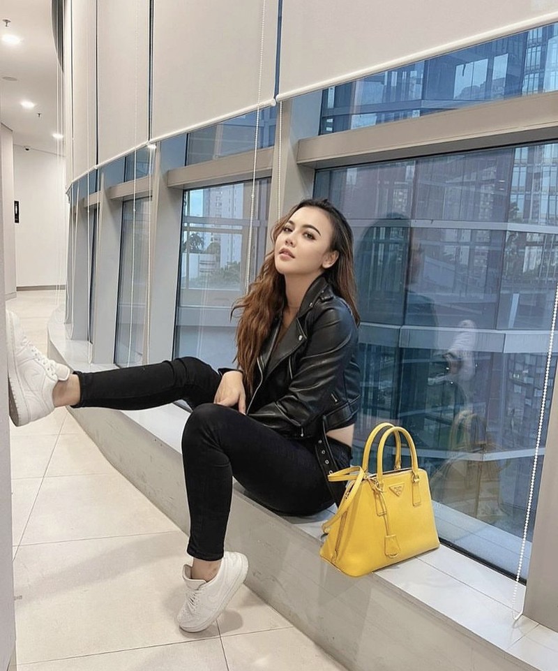 Cantik dan Seksi, Gaya Pedangdut Ratu Rizky Nabila Saat Kulineran