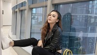 Baru menikah dua hari dengan pria asal Libya, Ratu Rizky Nabila memutuskan untuk mengakhiri rumah tangga mereka. Namanya pun menjadi sorotan banyak orang. Foto: Instagram @raturn