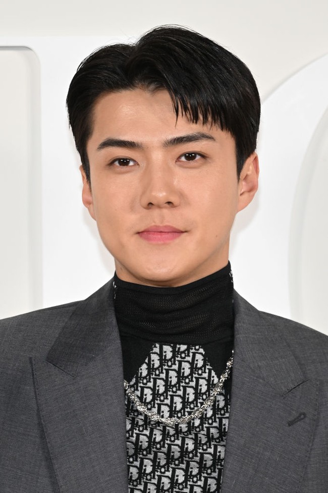 Sehun EXO tak kalah charming dengan penampilan yang lebih formal dalam balutan turtleneck dan setelan jas warna abu-abu. Foto: Getty Images