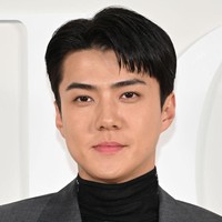 Sehun EXO tak kalah charming dengan penampilan yang lebih formal dalam balutan turtleneck dan setelan jas warna abu-abu. Foto: Getty Images