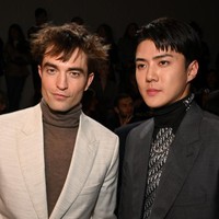 Penggemar juga menyorot potret Sehun EXO bersama bintang film Twilight dan Batman, Robert Pattinson. Foto: Getty Images