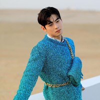 Bak pangeran, Cha Eun Woo tampil memesona saat berpose di belakang pemandangan Piramida Agung Giza. Personel grup ASTRO itu memakai kemeja putih dengan newspaper print di balik sweater Dior Men Fall 2023 warna tosca yang serasi dengan tas yang dikenakannya. Foto: Getty Images