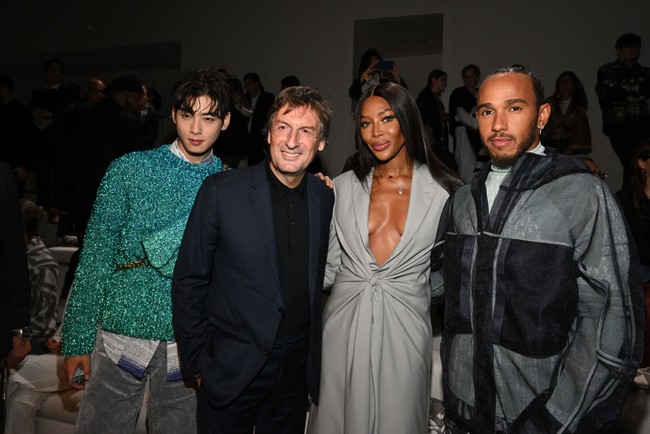 Potret Cha Eun Woo bersama CEO Dior, Naomi Campbell, dan Lewis Hamilton sontak menjadi perbincangan netizen Korea karena membuktikan popularitasnya di kancah internasional. Foto: Getty Images