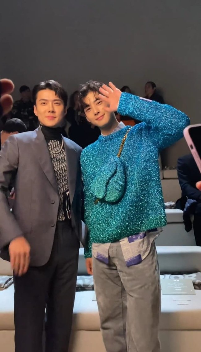 Dalam sebuah video, Sehun EXO terlihat antusias setelah bertemu Cha Eun Woo di tengah keramaian dan berfoto bersama. Momen tersebut membuat banyak penggemar gemas dan menjadi perbincangan hangat di media sosial. Foto: dok. Twitter @EgyptTodayMag