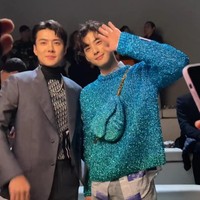 Dalam sebuah video, Sehun EXO terlihat antusias setelah bertemu Cha Eun Woo di tengah keramaian dan berfoto bersama. Momen tersebut membuat banyak penggemar gemas dan menjadi perbincangan hangat di media sosial. Foto: dok. Twitter @EgyptTodayMag