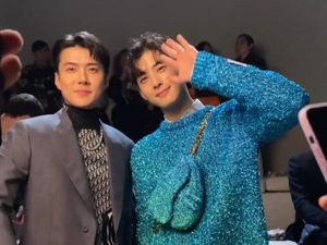 7 Foto Adu Gaya Cha Eun Woo dan Sehun EXO, Hadiri Acara DIOR di Mesir