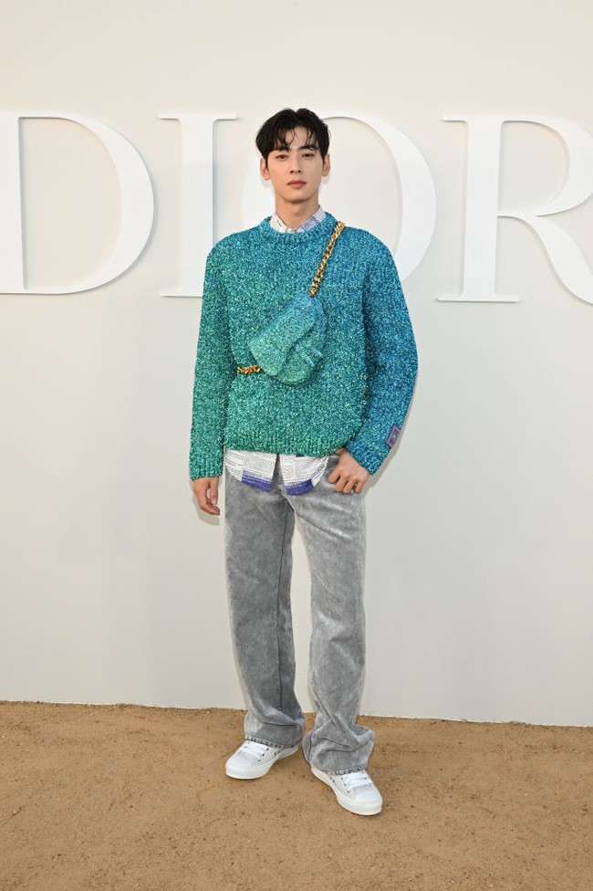 Cha Eun Woo dan Sehun EXO tampil di acara fashion show Dior Men Fall 2023 yang dihelat di Kairo, Mesir, Sabtu (3/12/2022) waktu setempat. Keduanya memakai koleksi terbaru dari brand fashion asal Prancis itu. Foto: Getty Images