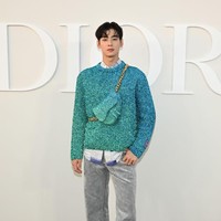 Cha Eun Woo dan Sehun EXO tampil di acara fashion show Dior Men Fall 2023 yang dihelat di Kairo, Mesir, Sabtu (3/12/2022) waktu setempat. Keduanya memakai koleksi terbaru dari brand fashion asal Prancis itu. Foto: Getty Images