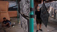 Ornamennya menggabungkan gaya Surakarta dan Yogyakarta. 