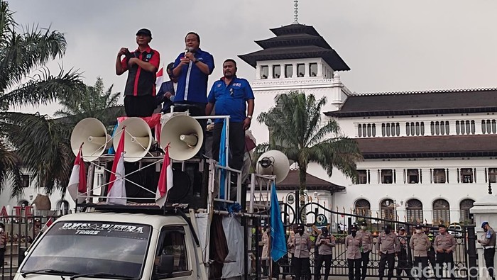 Demo buruh di Gedung Sate tuntut kenaikan UMK 10 persen.