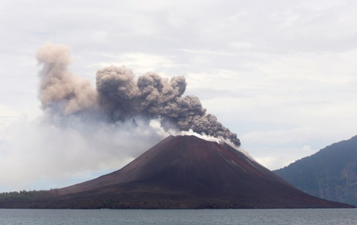 Gunung Krakatau yang juga dikenal sebagai Krakatoa atau Cracatoa adalah sebuah kepulauan vulkanik yang berada di perairan Selat Sunda, antara Pulau Jawa dan Sumatera. Ketinggian Gunung Anak Krakatau sekitar 305 meter di atas permukaan laut (m dpl) dan masih bisa bertambah seiring dengan keluarnya material vulkanik ketika mengalami erupsi. Sejarah letusan besar Gunung Krakatau terekam tahun 1883 yang dentumannya terdengar di Singapura dan Australia.