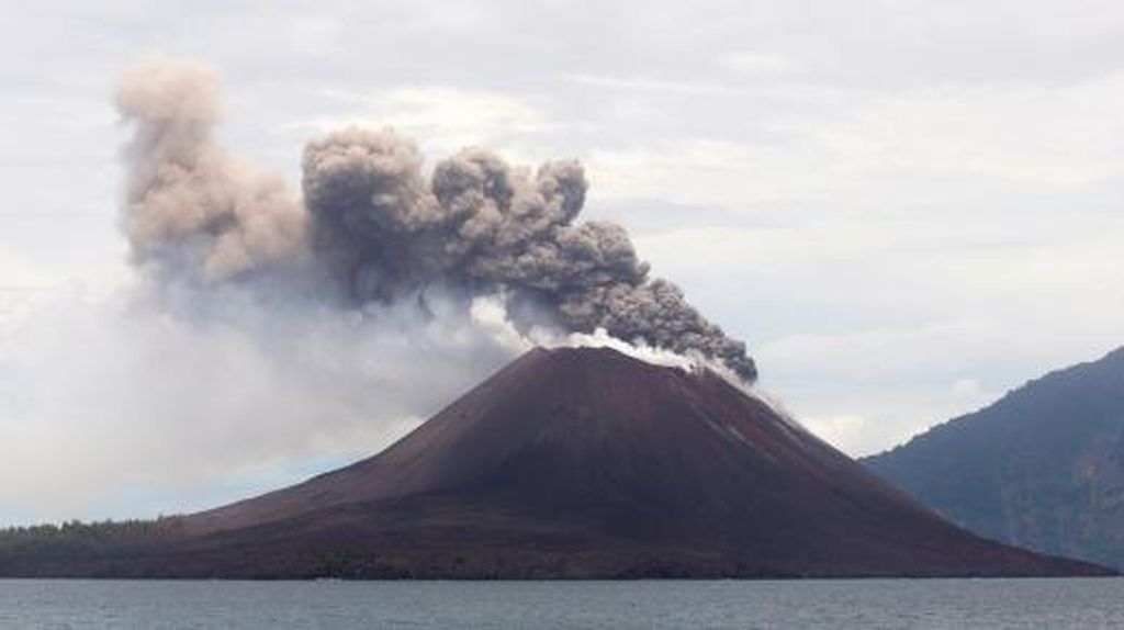 Gunung Anak Krakatau Kembali Erupsi, Warga Diminta Tak Mendekat