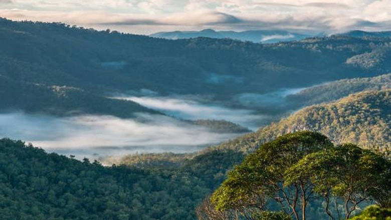 Deretan Gunung Berapi di Indonesia yang Pernah Meletus Hebat Gunung Tambora terletak di Pulau Sumbawa, Nusa Tenggara Barat. Sebelumnya, gunung ini memiliki ketinggian mencapai sekitar 4.300 meter, sehingga membuat gunung Tambora menjadi salah satu puncak tertinggi di Indonesia. peristiwa meletusnya Gunung Tambora paling dahsyat terjadi pada 10 April 1815. Letusannya terdengar hingga ratusan kilometer bahkan terdengar sampai di Pulau Bangka dan Bengkulu.