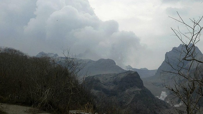 Deretan Gunung Berapi di Indonesia yang Pernah Meletus Hebat Gunung Kelud merupakan salah satu gunung berapi di Jawa Timur. Gunung yang berada di wilayah Kediri dan Blitar ini sempat meletus 8 tahun lalu, tepatnya pada 13 Februari 2014. Letusan Gunung Kelud saat itu terjadi sekitar pukul 22.50 WIB. Letusan ini cukup dahsyat karena berdampak hingga Yogyakarta.