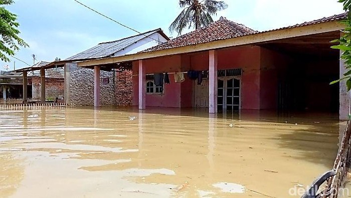 Desa Karangligar Kecamatan Telukjambe Barat terendam banjir